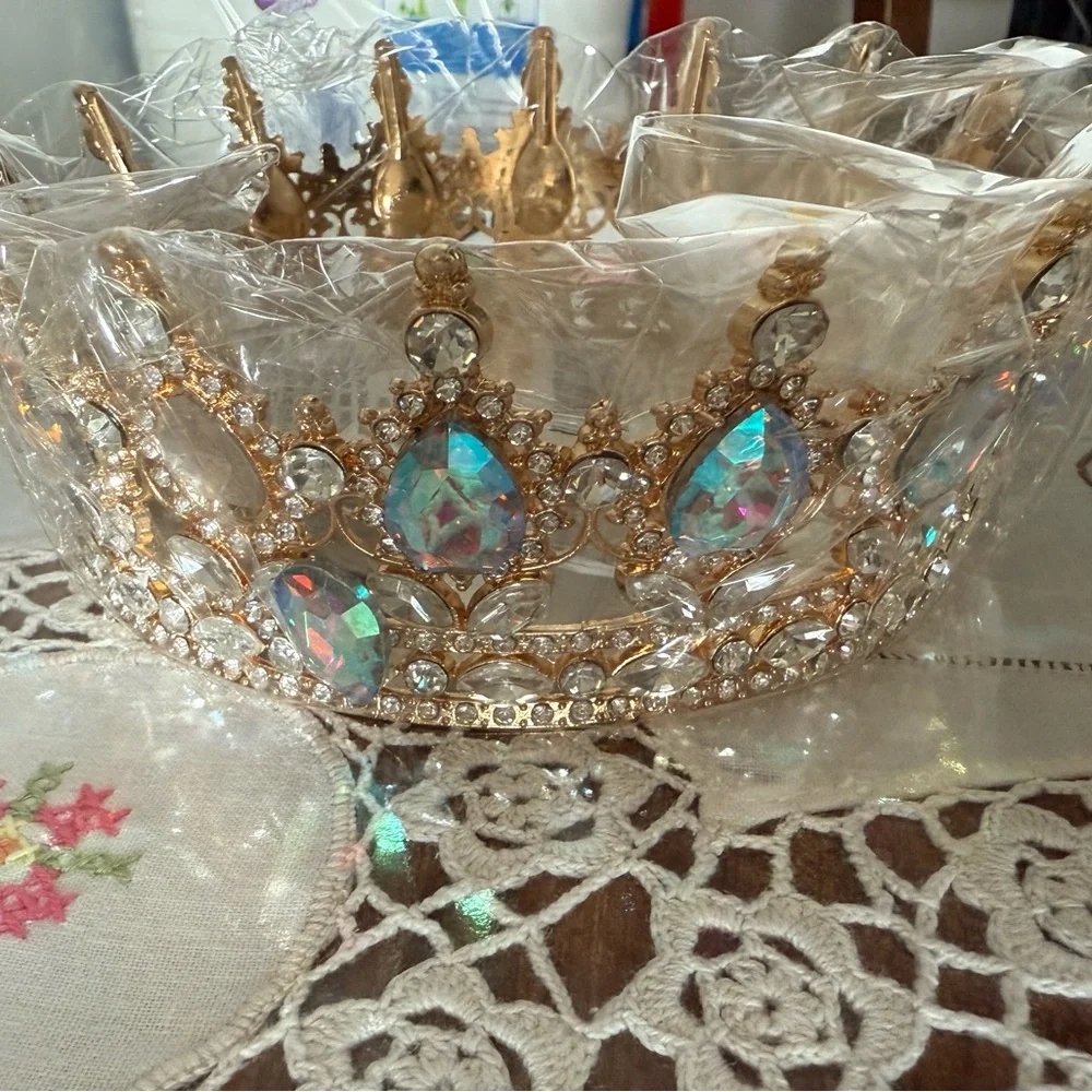 Crown - Picture 4 of 10